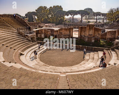 Il teatro di grandi dimensioni che mostra la cava (udienza area salotto), Pompei, Italia. Foto Stock