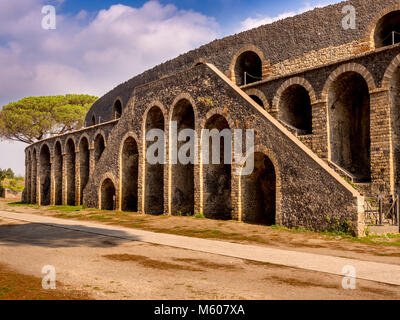 Anfiteatro di Pompei. Il più antico anfiteatro romano sopravvissuto situato nell'antica città romana, sepolto dall'eruzione del Vesuvio. Foto Stock