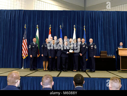 Avieri in un volo, Sottufficiale classe Academy 18-2, prendere il premio come onore volo al Chief Master Sgt. Paolo H. Lankford arruolato militare Professional Education Center su McGhee Tyson Air National Guard Base in Tennessee dell'Est, Febbraio 8, 2018, durante la cerimonia di laurea. (U.S. Air National Guard Foto Stock