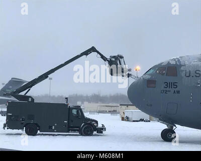 Avieri assegnato alla contingenza 821st Gruppo di risposta di un dispositivo C-17 Globemaster aeromobile durante il rapido Alaskan Airlift settimana esercizio a Eielson Air Force Base in Alaska, gen. 19 attraverso 26. La settimana di esercizio è progettato per ottimizzare le opportunità di esercizio in un tempo freddo ambiente per la mobilità aviatori e consentire la condivisione di tattiche, le tecniche e le procedure attraverso la forza congiunta. ( Foto Stock