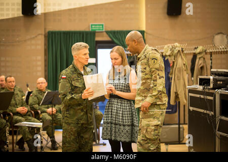 Karolina Kędzierska, centro si traduce per il polacco Air Force Il Mag. Paweł Joks, a sinistra, E DEGLI STATI UNITI Esercito Lt. Col. Dwayne Milburn, destra durante le prove comuni polacca della Air Force rappresentante Orchestra e della banda dell'esercito degli Stati Uniti e chorus. (U.S. Esercito Foto Stock