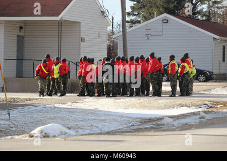 Un gruppo di cadetti con la sfida di Wisconsin Academy prepararsi ad entrare in un edificio presso l'accademia complesso Febbraio 2, 2018 a Fort McCoy, Wis. una nuova classe cadetta ha iniziato la formazione in gennaio. La sfida Academy, un Fort McCoy organizzazione del locatario, offre ai giovani la possibilità di cambiare il senso della loro vita e di sviluppare la forza di carattere e di vita le competenze necessarie per diventare il successo, cittadini responsabili. Il programma inizia con un 5 1/2 mesi fase residenziale, seguiti da un anno di post-fase residenziale. (U.S. Esercito Foto Stock