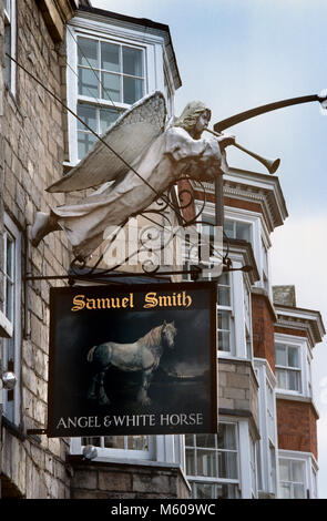 Regno Unito, Inghilterra, Yorkshire, Bridge Street, Tadcaster, l'angelo & White Horse pub segno, nel 1990s Foto Stock