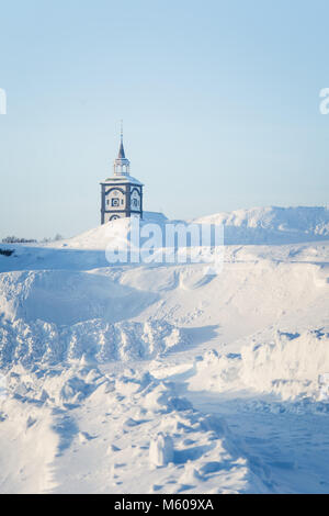 Una bella torre della chiesa Roros in Norvegia centrale. Sito del Patrimonio mondiale. In inverno il paesaggio della città. Foto Stock