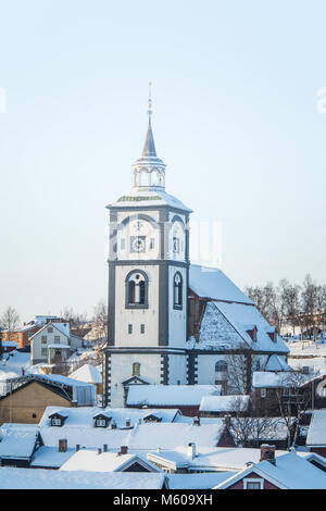 Una bella torre della chiesa Roros in Norvegia centrale. Sito del Patrimonio mondiale. In inverno il paesaggio della città. Foto Stock