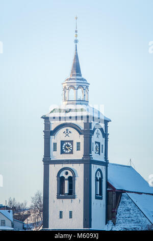 Una bella torre della chiesa Roros in Norvegia centrale. Sito del Patrimonio mondiale. In inverno il paesaggio della città. Foto Stock