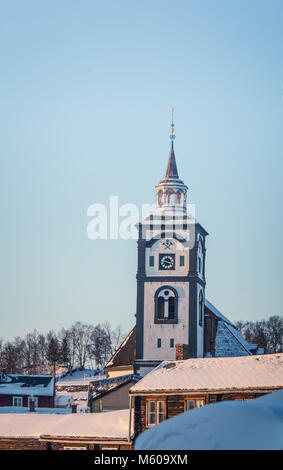 Una bella torre della chiesa Roros in Norvegia centrale. Sito del Patrimonio mondiale. In inverno il paesaggio della città. Foto Stock