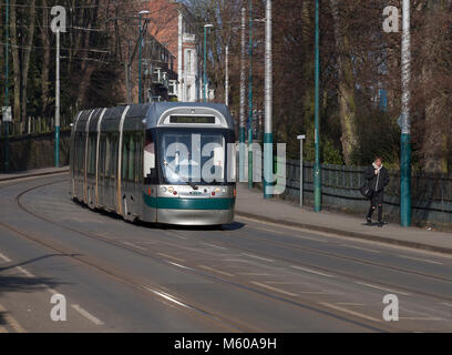 Nottingham Express transit Bombardier Incentro tram 213 Maria Potter che corre lungo Waverley Street, Nottingham Foto Stock