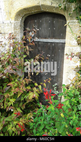 La vecchia porta nella parete del giardino Foto Stock