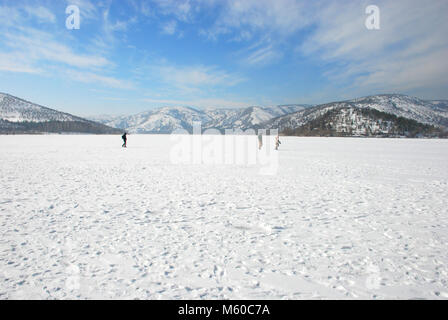 La gente che camminava sul congelati Eymir Lake ad Ankara, Turchia Foto Stock