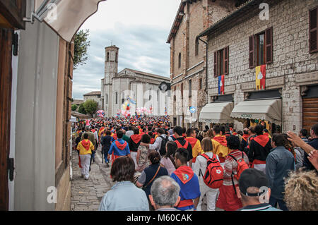 Gubbio, Italia. Folla colorata che partecipano alla Festa dei Ceri', un evento tradizionale della città di Gubbio, un ben conservato borgo medievale. Foto Stock