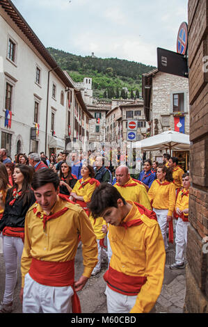 Gubbio, Italia. Folla colorata che partecipano alla Festa dei Ceri', un evento tradizionale della città di Gubbio, un ben conservato borgo medievale. Foto Stock