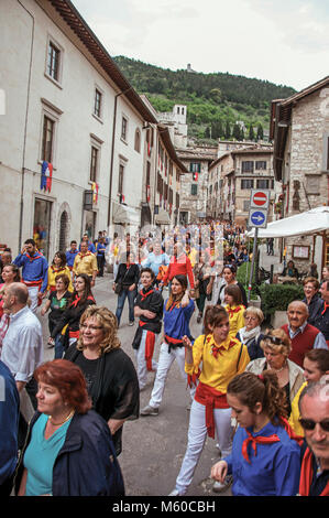 Gubbio, Italia. Folla colorata che partecipano alla Festa dei Ceri', un evento tradizionale della città di Gubbio, un ben conservato borgo medievale. Foto Stock