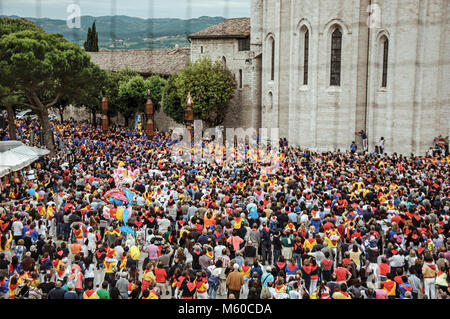 Gubbio, Italia. Folla colorata che partecipano alla Festa dei Ceri', un evento tradizionale della città di Gubbio, un ben conservato borgo medievale. Foto Stock