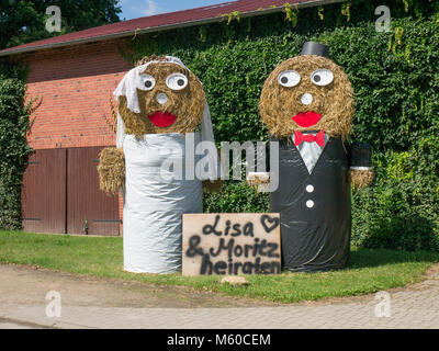 Lo Spaventapasseri matura in una fattoria nel nord della Germania annunciando un matrimonio. Foto Stock