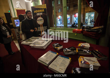 Palermo, Italia. 26 Febbraio, 2018. Italia: sostenitori di Cinque Stelle Movimento (M5S), durante la campagna elettorale, 26 febbraio 2018, Palermo. Credito: Antonio Melita/Pacific Press/Alamy Live News Foto Stock