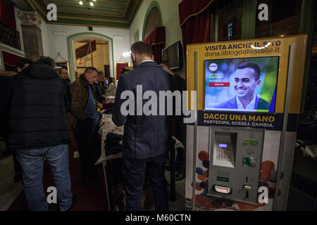 Palermo, Italia. 26 Febbraio, 2018. Italia: sostenitori di Cinque Stelle Movimento (M5S), durante la campagna elettorale, 26 febbraio 2018, Palermo. Credito: Antonio Melita/Pacific Press/Alamy Live News Foto Stock