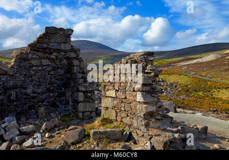 Edifici in rovina a vecchie miniere di piombo, sopra la valle di Glendalough, County Wicklow, Irlanda Foto Stock