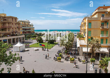 Ostia, Italia. Piazza Anco Marzio, la piazza principale di Ostia, con il mare Mediterraneo. La città è un centro balneare e antico porto di Roma. Foto Stock