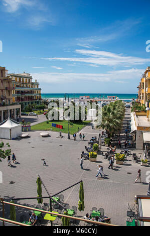 Ostia, Italia. Piazza Anco Marzio, la piazza principale di Ostia, con il mare Mediterraneo. La città è un centro balneare e antico porto di Roma. Foto Stock