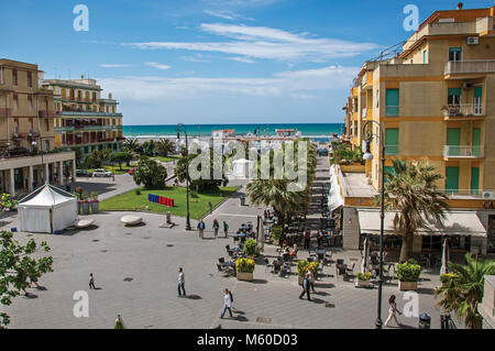 Ostia, Italia. Piazza Anco Marzio, la piazza principale di Ostia, con il mare Mediterraneo. La città è un centro balneare e antico porto di Roma. Foto Stock