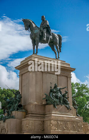 Roma, Italia. Vista di un monumento in onore di Garibaldi (Italiano) eroe del Gianicolo Park a Roma, epoca antica città conosciuta come 'Città Eterna'. Foto Stock