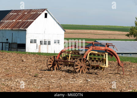 Fattoria Amish con il vecchio fienile e le vecchie macchine agricole su una soleggiata giornata estiva Foto Stock