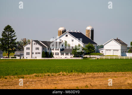 Fattoria Amish e casa con recinto bianco su una soleggiata giornata estiva in Lancaster, PA Foto Stock