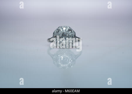 Una foto di una donna con platino diamante e anello di fidanzamento su una base di marmo. Foto Stock