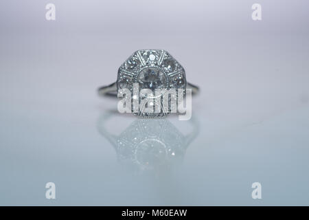 Una foto di una donna con platino diamante e anello di fidanzamento su una base di marmo. Foto Stock