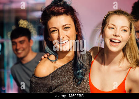 Felici donne ballano insieme in un night club. Foto Stock
