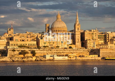 Vista panoramica della Valletta, Malta al tramonto con chiesa carmelitana cupola e St. Pauls Cattedrale Anglicana Foto Stock