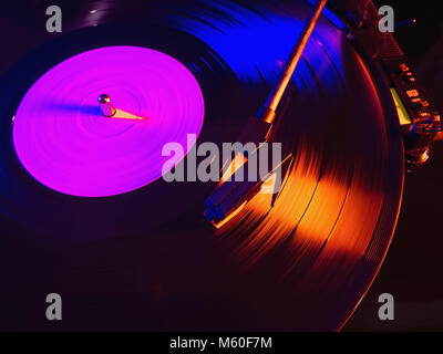 Fono capsula o testa di lettura di un giradischi LP filatura. Chiusura del giradischi stilo vinile andando verso il basso. Riproduzione di inizio di un nero 33 rpm reco Foto Stock