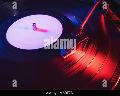 Fono capsula o testa di lettura di un giradischi LP filatura. Chiusura del giradischi stilo vinile andando verso il basso. Riproduzione di inizio di un nero 33 rpm reco Foto Stock