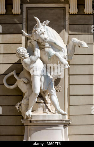 Statua di Ercole e il Toro Cretese di Lorenzo Matielli, il Palazzo di Hofburg, Wien, Vienna, Austria Foto Stock