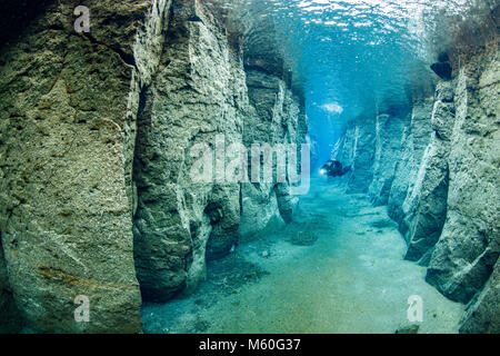 Scuba diving in vulcanica Nesgja Crack, Asbyrgi National Park, Islanda Foto Stock