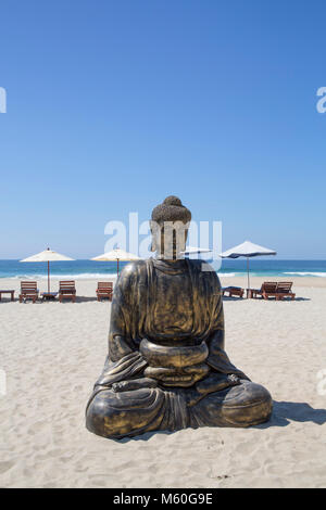 Statua del Buddha sulla spiaggia Zicatela, Puerto Escondido, Oaxaca, Messico Foto Stock