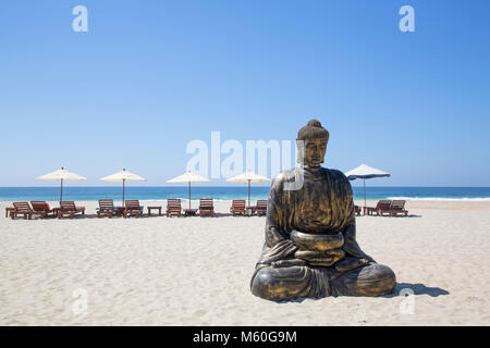 Statua del Buddha sulla spiaggia Zicatela, Puerto Escondido, Oaxaca, Messico Foto Stock