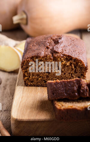 Vegano sano fresco cotto al forno in casa torta di zucca con ingredienti rustico di legno tagliati a fette e pronto a mangiare Foto Stock