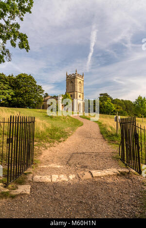 Paese di lingua inglese la chiesa in un tardo pomeriggio estivo Foto Stock