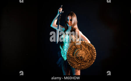 Valkyrie guerriero, donna con golden armor rivestire di ferro e grande guerriero spada Foto Stock