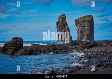 Le rocce vulcaniche nella spiaggia di Mosteiros in Sao Miguel, Azzorre Foto Stock