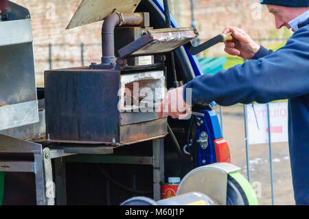 Maniscalco Allen Ferrie montaggio di nuove cavalcate per undici anni cavallo clydesdale Spencer che si erge a diciotto mani alta, in Pollok Country Park Foto Stock