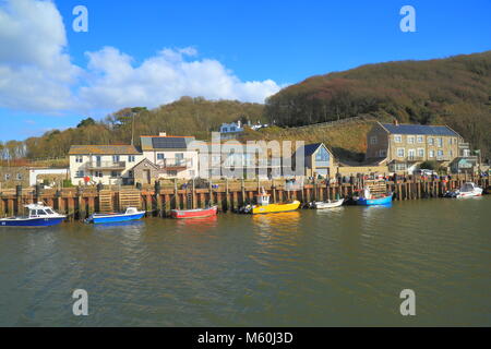 Barche colorate ormeggiato a Axmouth porto sul fiume Ax estuario vicino alla città di Seaton in East Devon Foto Stock