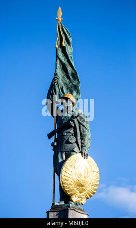 Statua di soldato alla guerra sovietica Memorial (Monumento dell'Armata Rossa), Schwarzenbergplatz, Vienna, Austria. Foto Stock