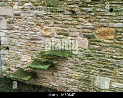 Cavallo passi di montaggio incassato in una parete. Gloucestershire. Foto Stock