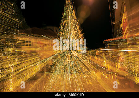 Itatiaia, southwestern Brasile. Albero di natale con le luci a formare un effetto astratto in Penedo. Una città fondata da finlandesi nello Stato di Rio de Janeiro. Foto Stock