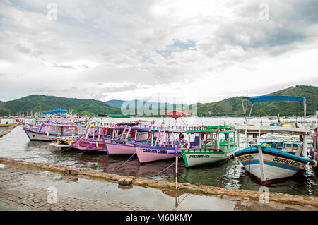 Paraty, Brasile. Barche colorate in giornata piovosa ancorato a Paraty, un incredibile e storica città preservata totalmente nello Stato di Rio de Janeiro costa. Foto Stock