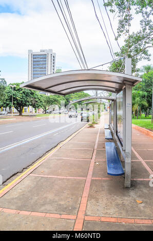 Campo Grande, Brasile - 24 Febbraio 2018: Bus stop sull'Afonso Pena Avenue di fronte a Praca do Radio Clube square. Foto Stock