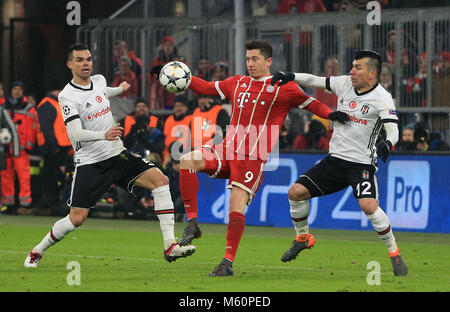 20180219, CL, FC Bayern vs Besiktas Istanbul, Allianz Arena Muenchen, Fussball Sport im Bild: Pepe (Besiktas), Robert Lewandowski (FCB) und Gary Medel (Besiktas) *Copyright by: Philippe Ruiz Postbank Muenchen IBAN: DE91 7001 0080 0622 5428 08 Oberbrunner Strasse 2 81475 MŸnchen, Tel: 089 745 82 22, Mobil: 0177 29 39 408 ( posta: philippe ruiz@gmx.de ) Homepage: www.sportpressefoto-ruiz.de Foto Stock